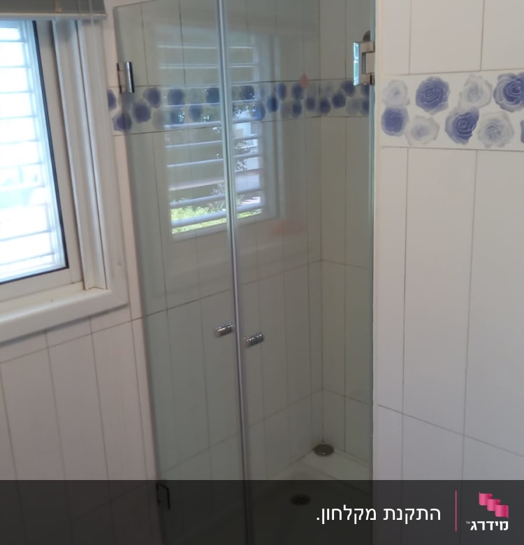 מקלחון זכוכית עם דלתות ומוטות מתכת